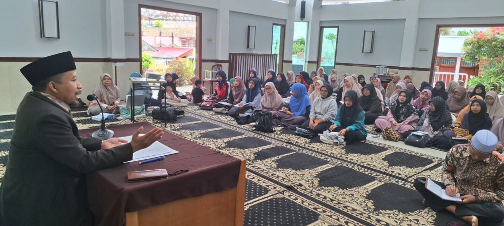 Ketua DPRD Kota Bukittinggi H. Syaiful Efendi.,Lc.MA berikan materi di acara Pesantren Ramadhan 1446 H / 2025 M