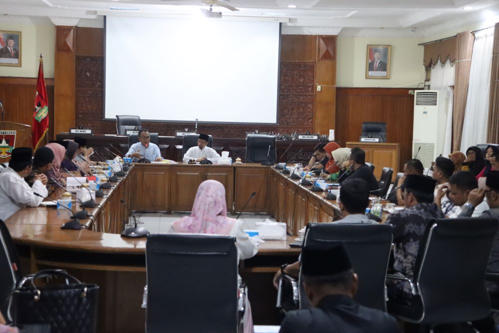 Rapat dengar pendapat DPRD Kota Bukittinggi dengan Kepala Dinas Pendidikan, Kepala SMP se Kota Bukittinggi
