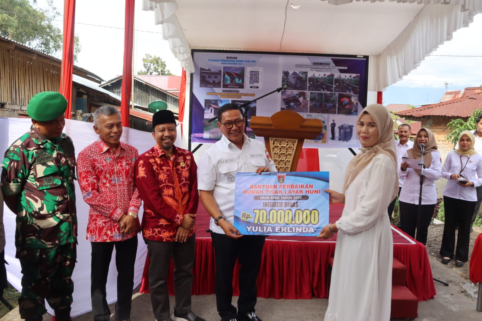 Penyerahan Bantuan Sosial Perbaikan Rumah Tidak Layak Huni Se Kota Bukittinggi Tahun 2025