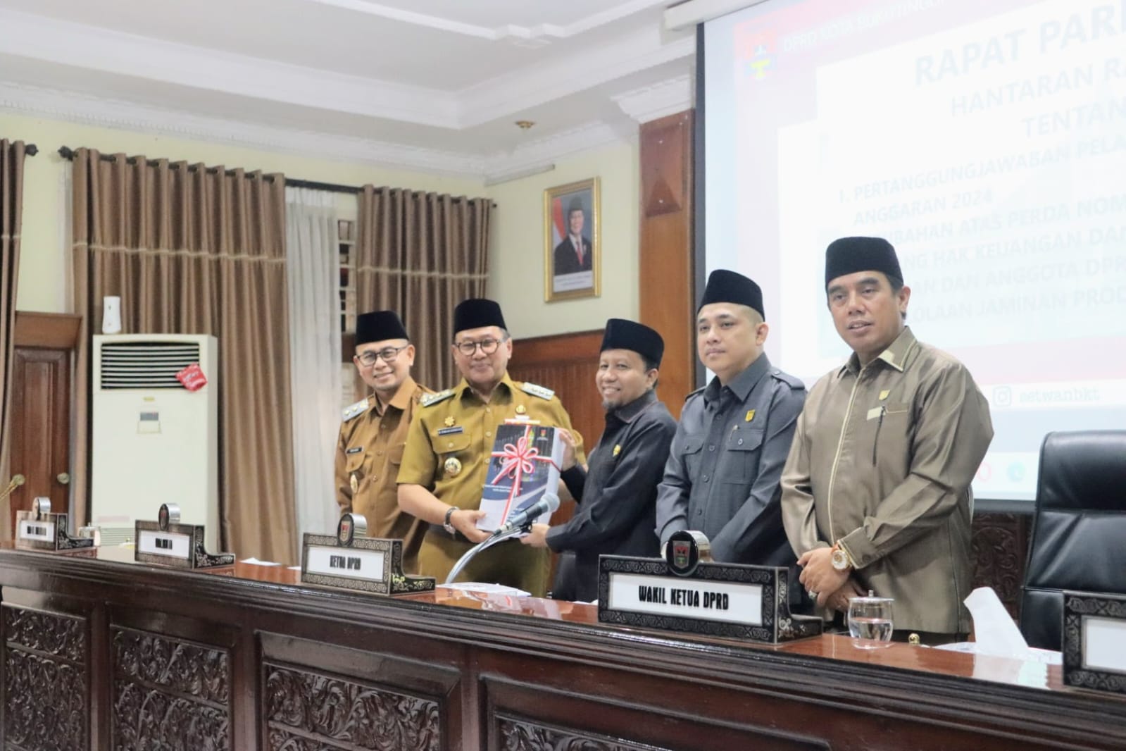 Wali Kota Bukittinggi Hantarkan Raperda Pertanggungjawaban APBD 2024, DPRD Inisiasi Dua Raperda