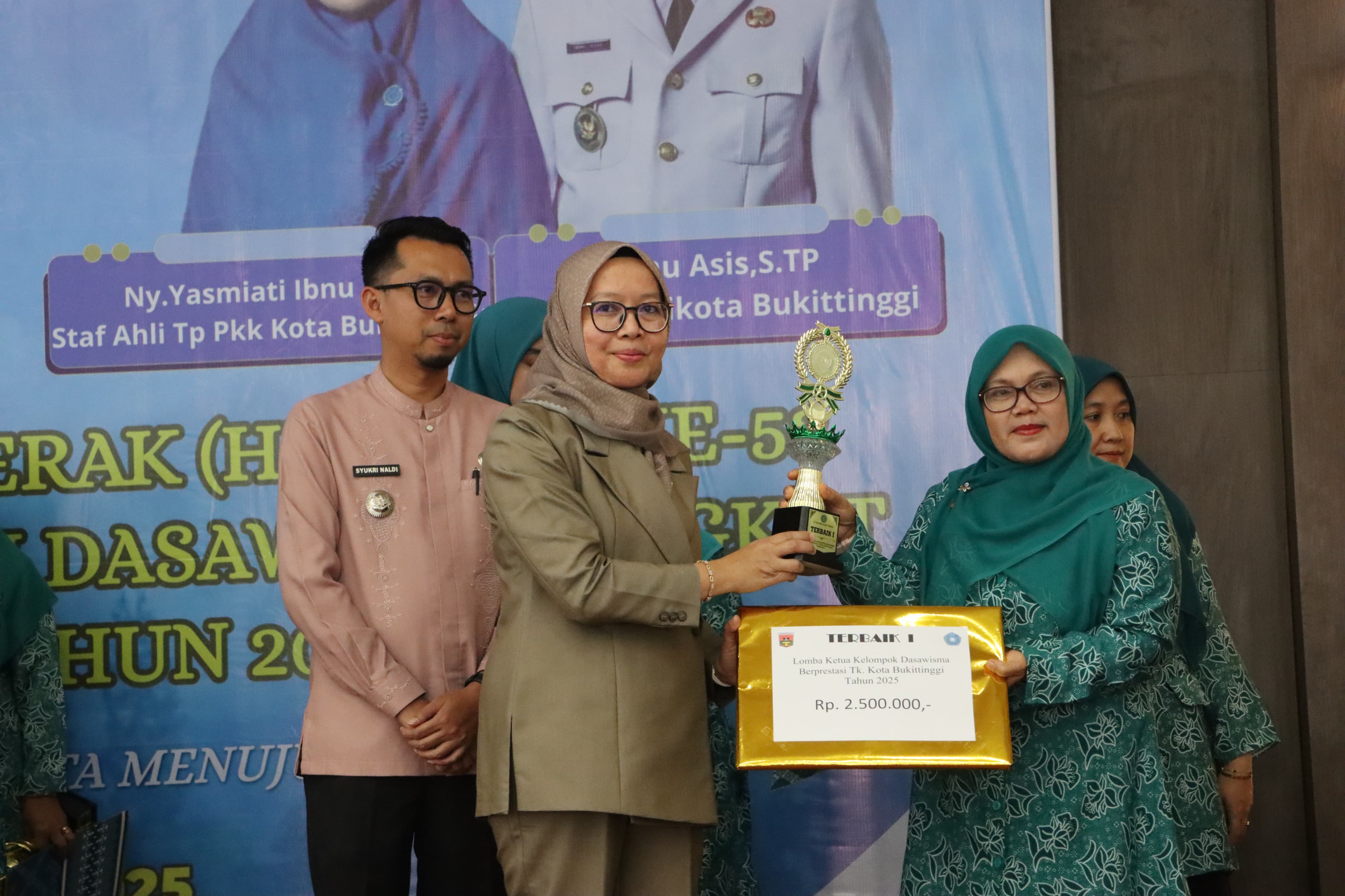 Hj.Elfianis Anggota DPRD Hadiri Peringatan HKG PKK ke-53 di Kota Bukittinggi