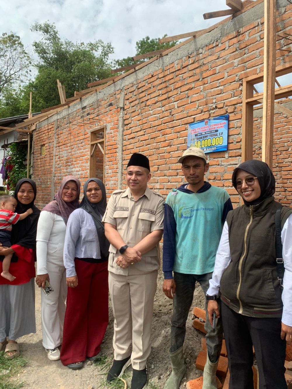 BENY YUSRIAL TINJAU PERBAIKAN RUMAH TIDAK LAYAK HUNI