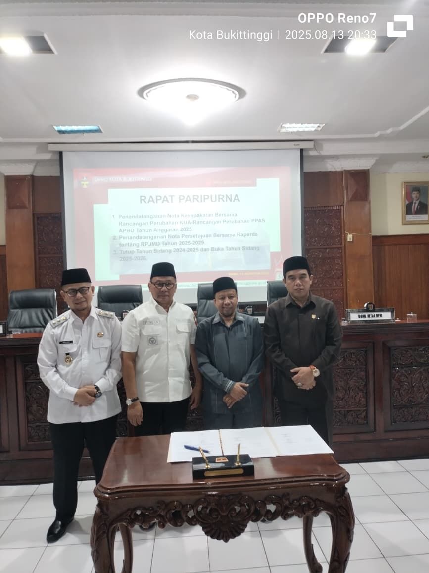 "DPRD Bukittinggi tanda tangani KUA-PPAS Perubahan & RPJMD 2025–2029, serahkan Buku Laporan Pertama 2024–2029 ke Wali Kota."