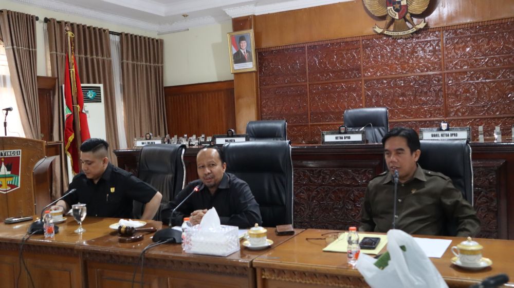 Rapat berlangsung khidmat dan diakhiri dengan penyerahan laporan secara resmi oleh juru bicara kepada Pimpinan DPRD.