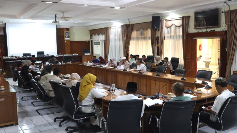 Melalui pembahasan ini, DPRD Kota Bukittinggi bersama Pemerintah Kota berkomitmen menghadirkan regulasi yang dapat memberikan kepastian hukum, perlindungan konsumen, serta mendorong iklim usaha yang sehat dan berdaya saing di Kota Bukittinggi.