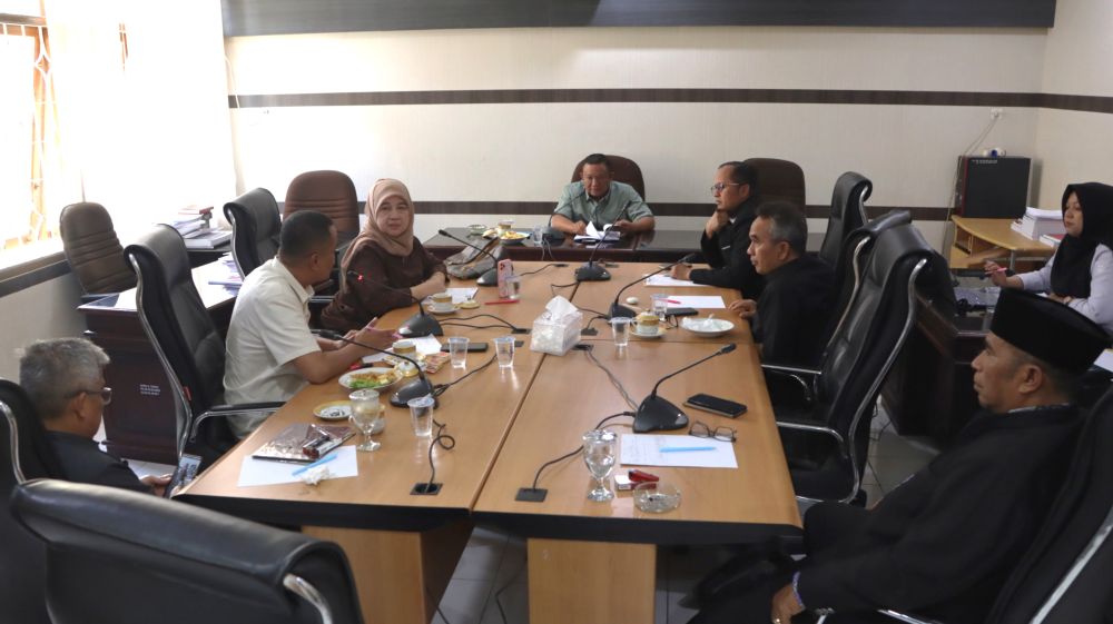 komitmen untuk memperkuat pelaksanaan fungsi legislasi, pengawasan, dan anggaran DPRD