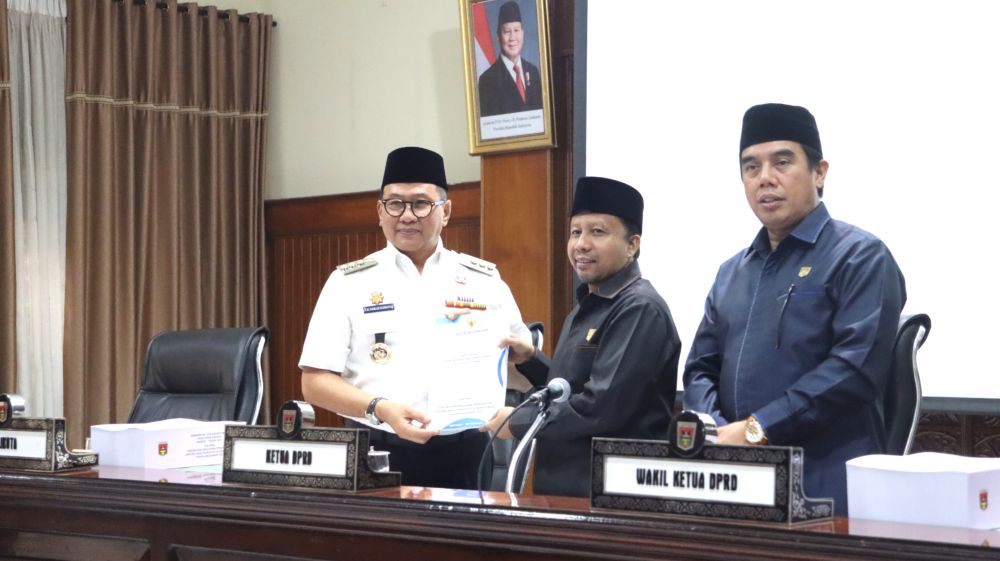 “DPRD Bukittinggi Sahkan Raperda dan Hantaran Perubahan APBD 2025”