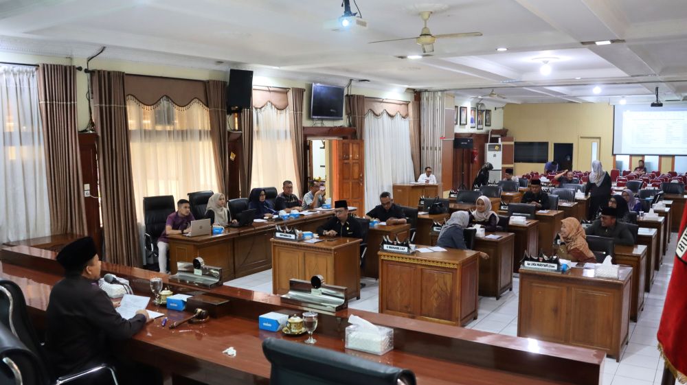 Ketua DPRD Pimpin Rapat Gabungan Komisi dan Paripurna Internal Tindak Lanjuti Pembahasan APBD 2026