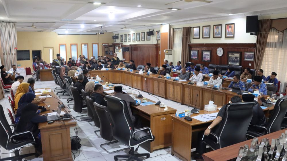 “Legislatif dan eksekutif bersama tokoh adat mencari solusi terbaik atas persoalan tanah masyarakat.”