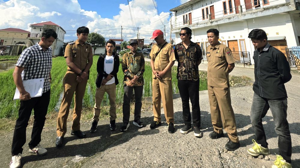 Ketua DPRD Kota Bukittinggi Tinjau Langsung Serah Terima Lapangan Pembangunan Jalan Lingkung dan Drainase