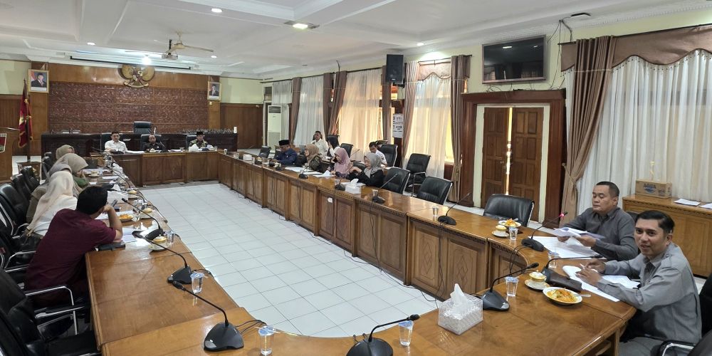 Rapat Gabungan Komisi dan Paripurna Internal DPRD Kota Bukittinggi Bahas Laporan Pansus, Seluruh Laporan Disetujui untuk Ditetapkan Menjadi Perda