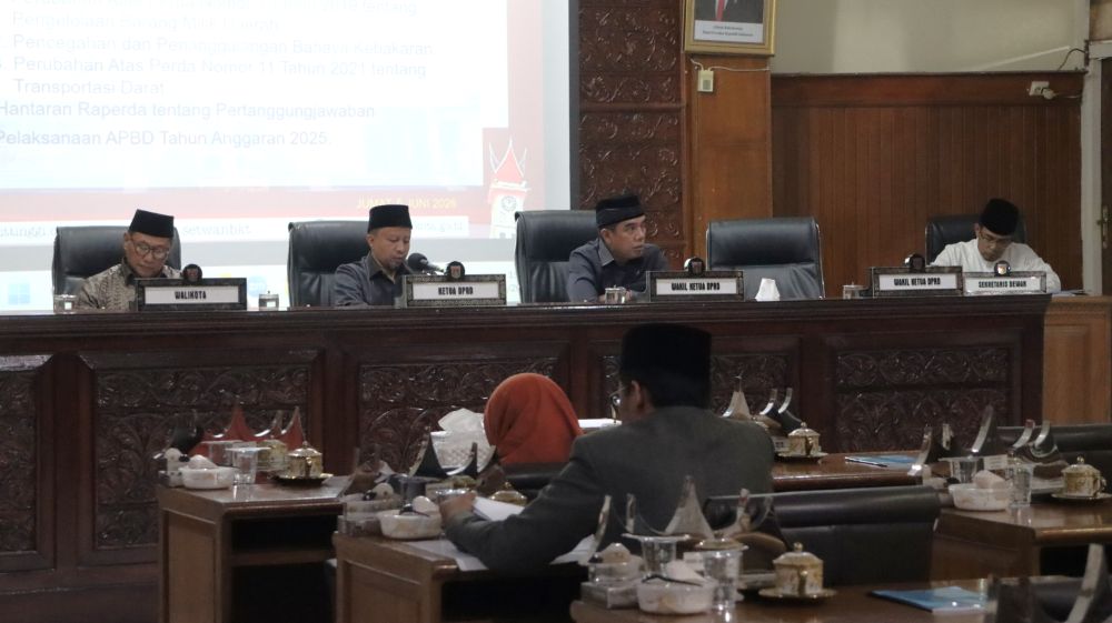 PARIPURNA DPRD BUKITTINGGI SETUJUI TIGA RANPERDA DAN TERIMA HANTARAN PERTANGGUNGJAWABAN APBD 2025