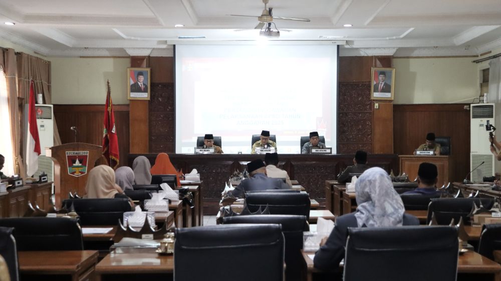 ENAM FRAKSI DPRD KOTA BUKITTINGGI SEPAKAT LANJUTKAN PEMBAHASAN RANPERDA PERTANGGUNGJAWABAN APBD 2025, SOROTI SERAPAN ANGGARAN DAN BESARNYA SILPA