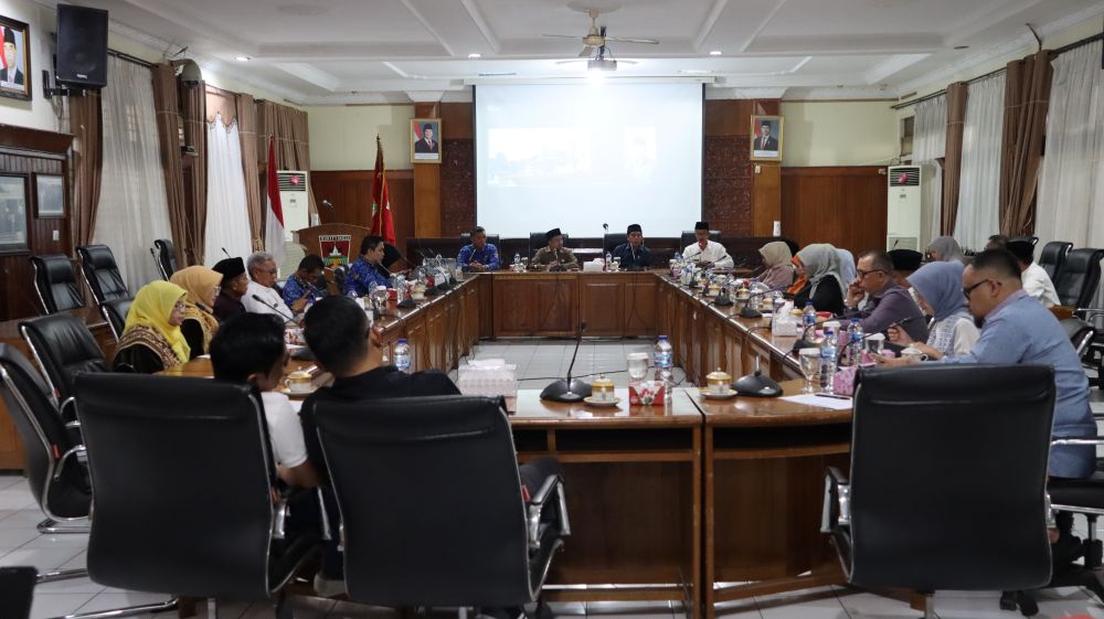 DPRD Kota Bukittinggi Gelar Diskusi Publik Naskah Akademik Ranperda tentang Penyelenggaraan Reklame Bersama Kantor Wilayah Hukum Sumatera Barat